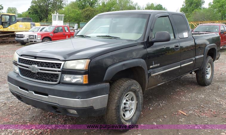 image for item K7221 2007 Chevrolet Silverado 2500HD Ext. Cab pickup truck