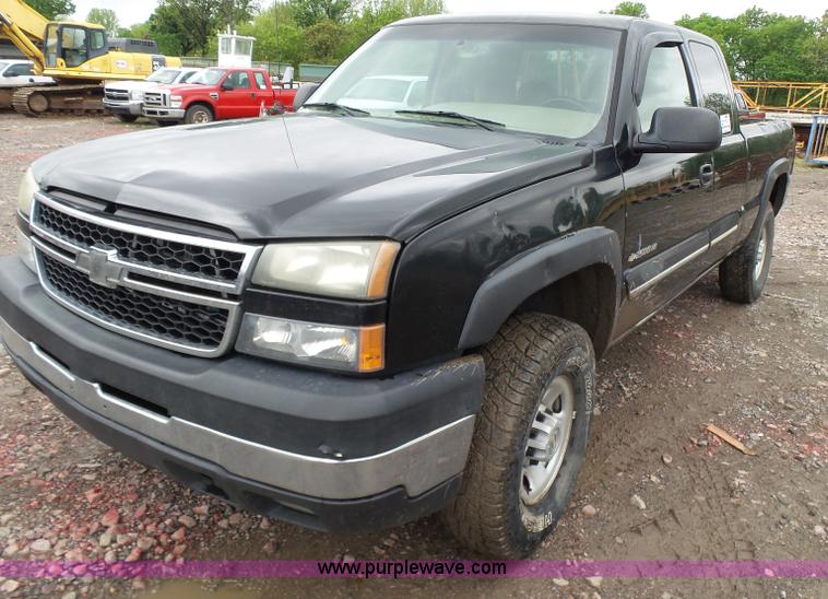 image for item K7221 2007 Chevrolet Silverado 2500HD Ext. Cab pickup truck