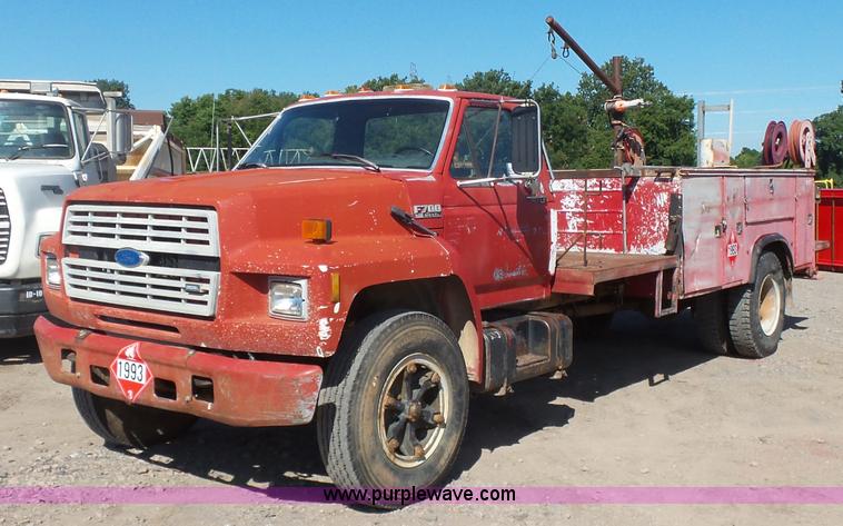 image for item L4753 1993 Ford F700 service truck