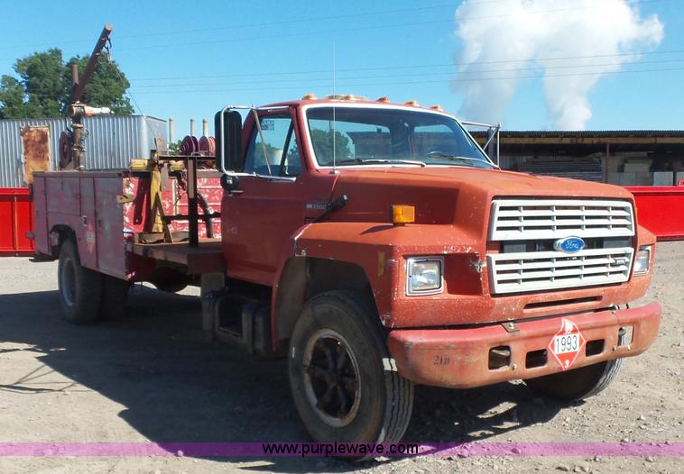 image for item L4753 1993 Ford F700 service truck