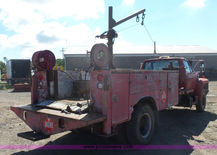 image for item L4753 1993 Ford F700 service truck