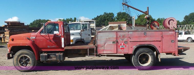 image for item L4753 1993 Ford F700 service truck