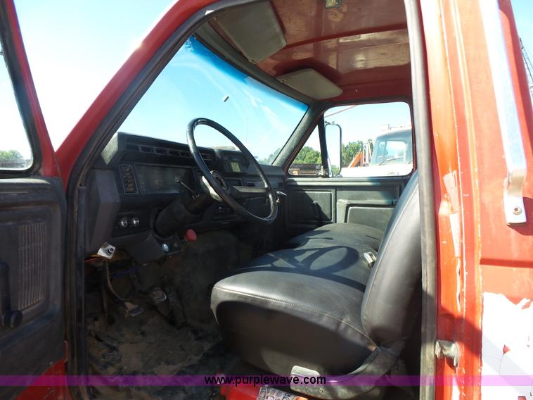 image for item L4753 1993 Ford F700 service truck