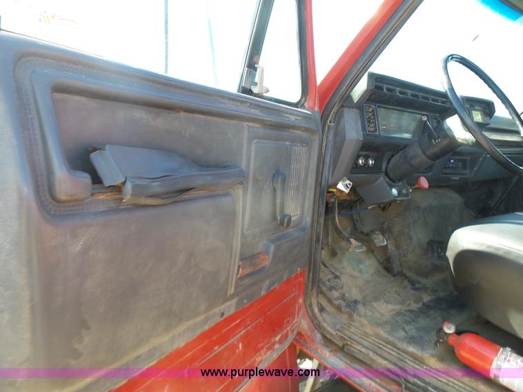 image for item L4753 1993 Ford F700 service truck