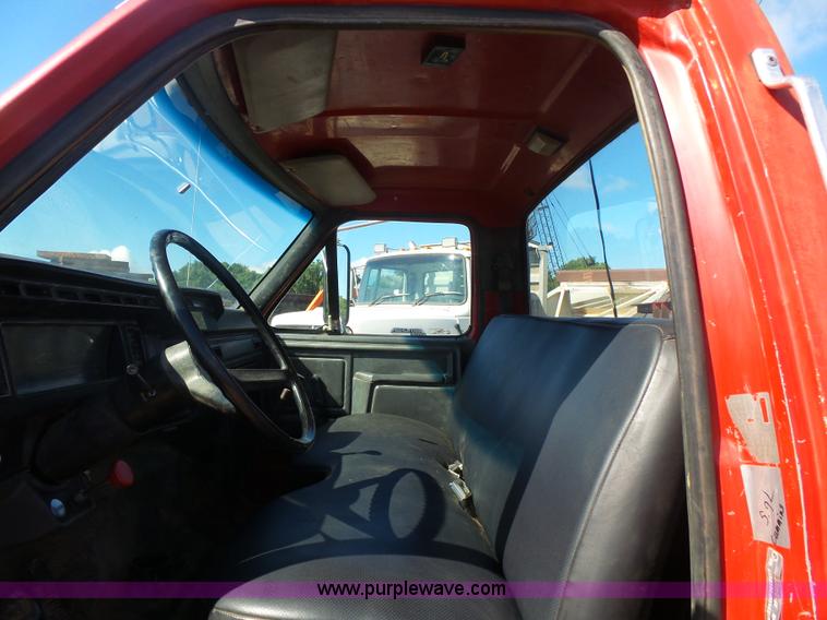 image for item L4753 1993 Ford F700 service truck