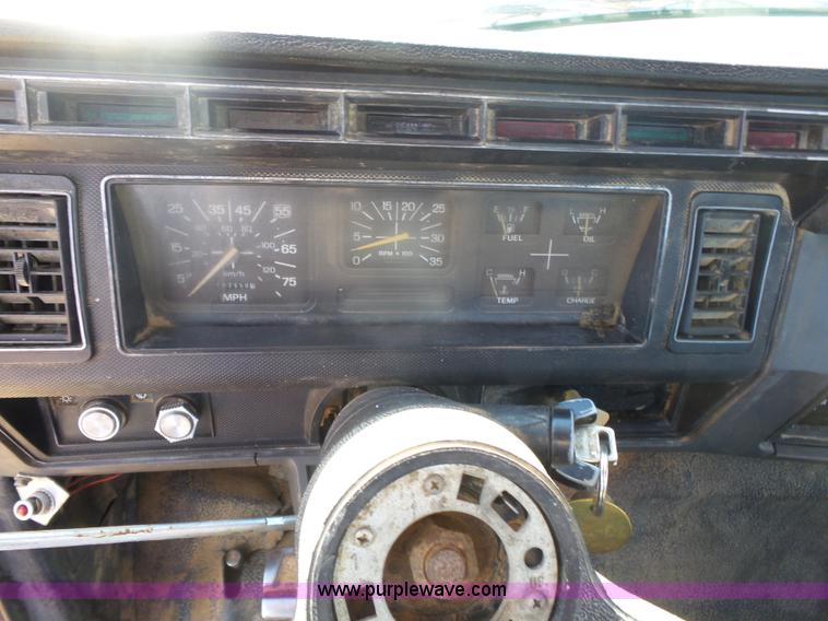 image for item L4753 1993 Ford F700 service truck