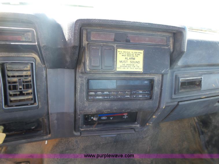 image for item L4753 1993 Ford F700 service truck