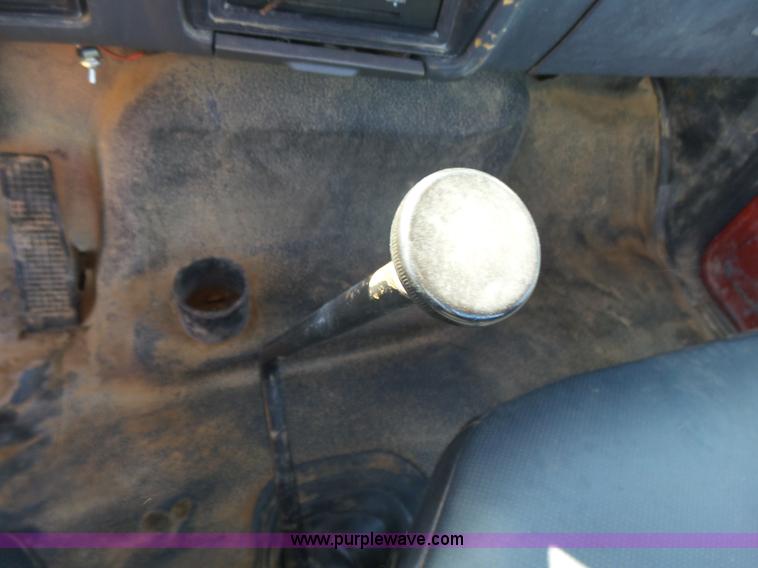 image for item L4753 1993 Ford F700 service truck