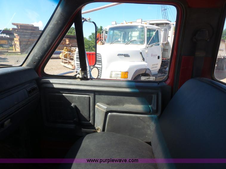 image for item L4753 1993 Ford F700 service truck