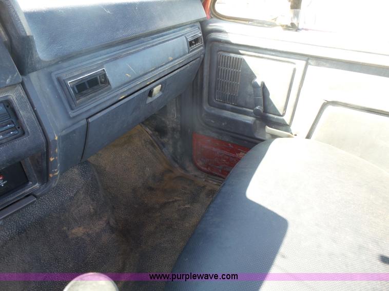 image for item L4753 1993 Ford F700 service truck