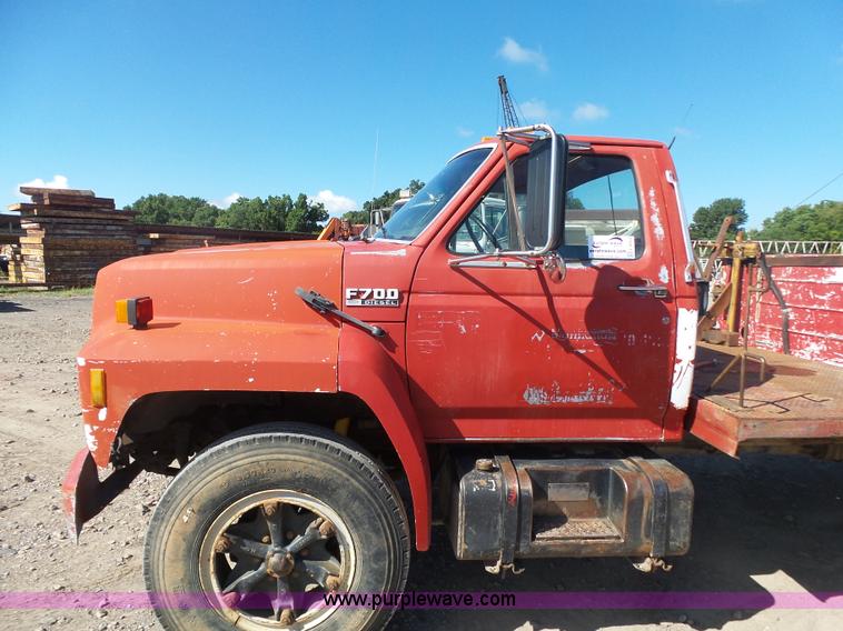 image for item L4753 1993 Ford F700 service truck