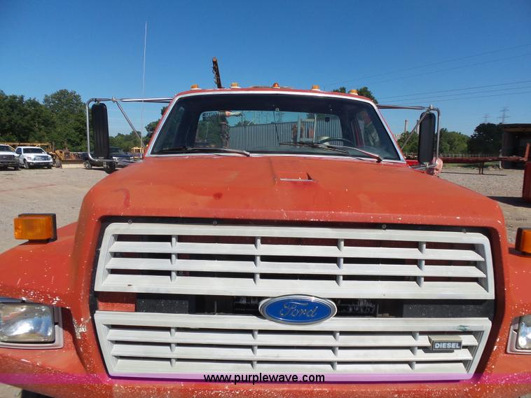 image for item L4753 1993 Ford F700 service truck