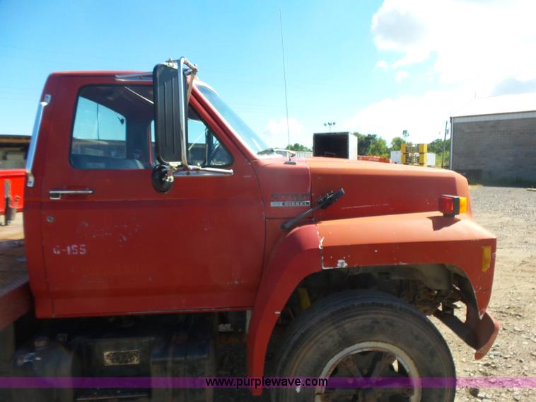 image for item L4753 1993 Ford F700 service truck