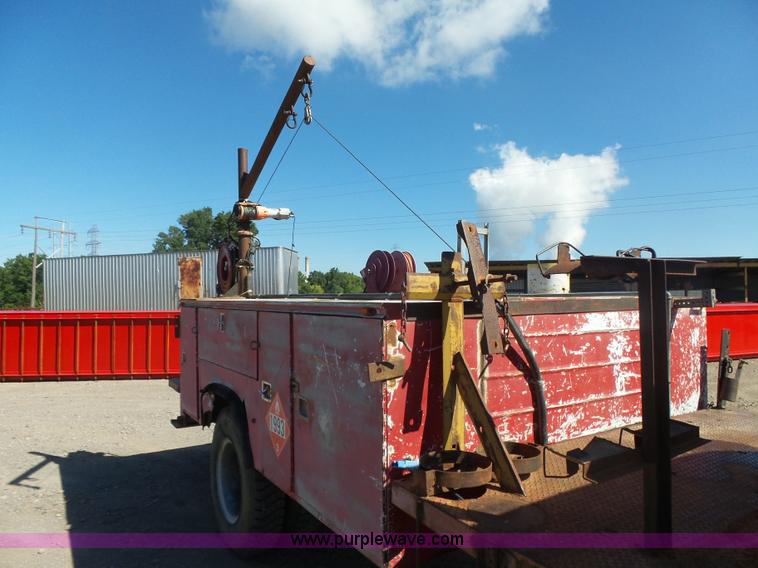 image for item L4753 1993 Ford F700 service truck