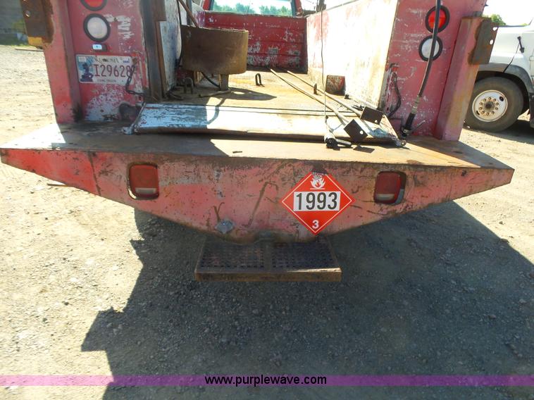 image for item L4753 1993 Ford F700 service truck