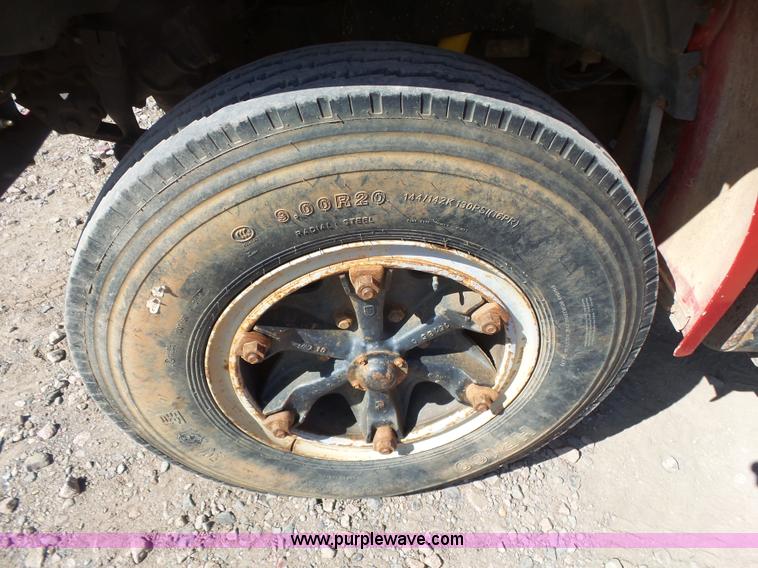 image for item L4753 1993 Ford F700 service truck