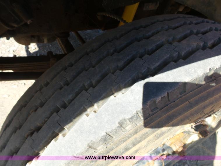 image for item L4753 1993 Ford F700 service truck