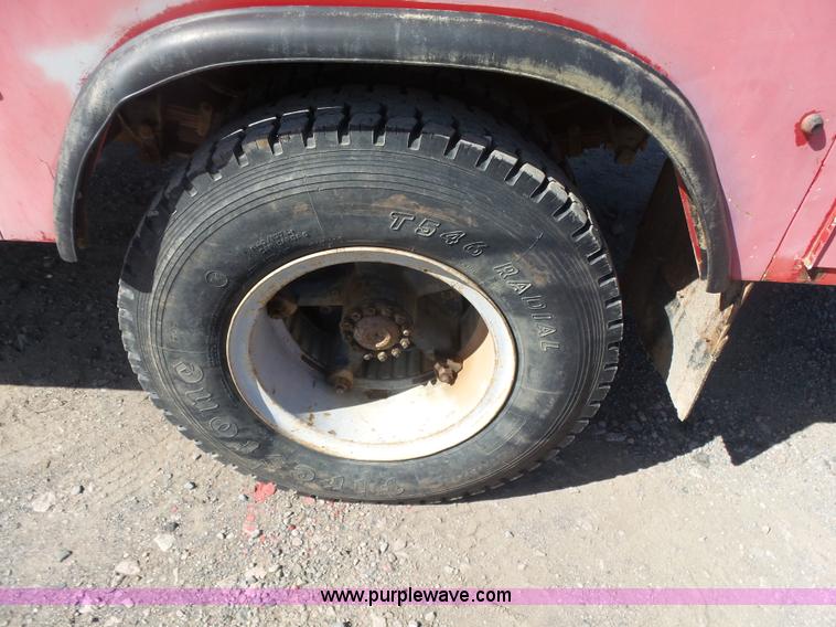 image for item L4753 1993 Ford F700 service truck