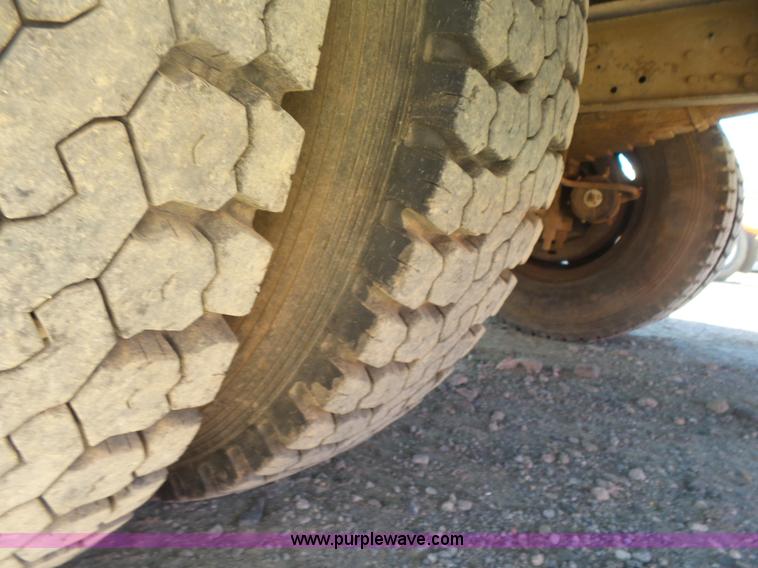 image for item L4753 1993 Ford F700 service truck