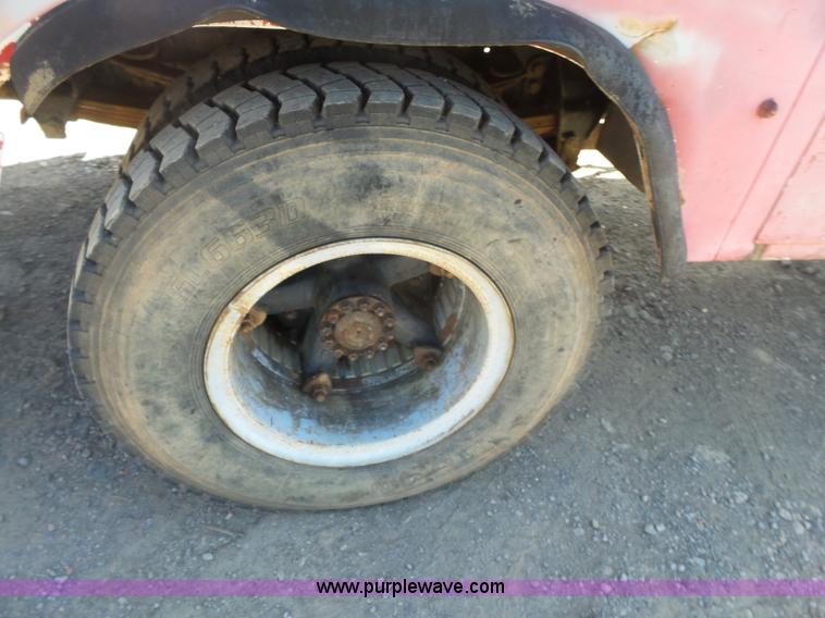 image for item L4753 1993 Ford F700 service truck
