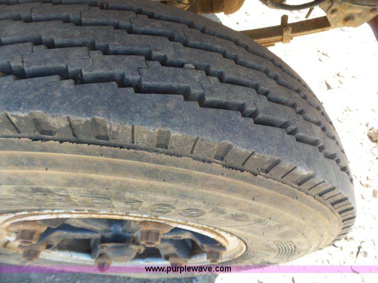 image for item L4753 1993 Ford F700 service truck