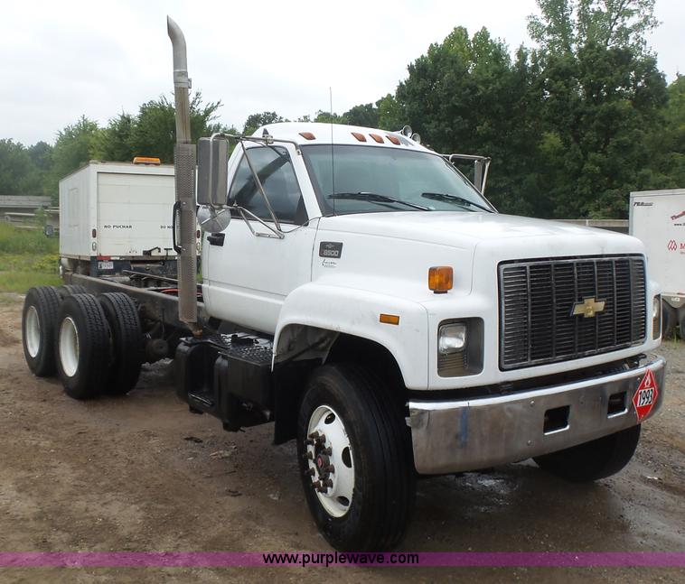 image for item L4765 1999 Chevrolet C8500 truck cab and chassis