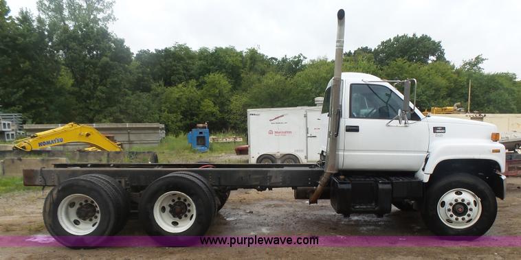 image for item L4765 1999 Chevrolet C8500 truck cab and chassis