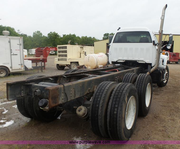 image for item L4765 1999 Chevrolet C8500 truck cab and chassis