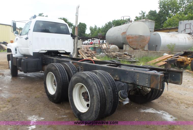 image for item L4765 1999 Chevrolet C8500 truck cab and chassis