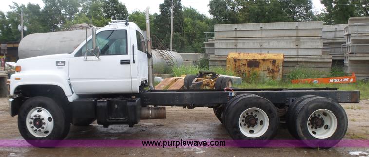 image for item L4765 1999 Chevrolet C8500 truck cab and chassis
