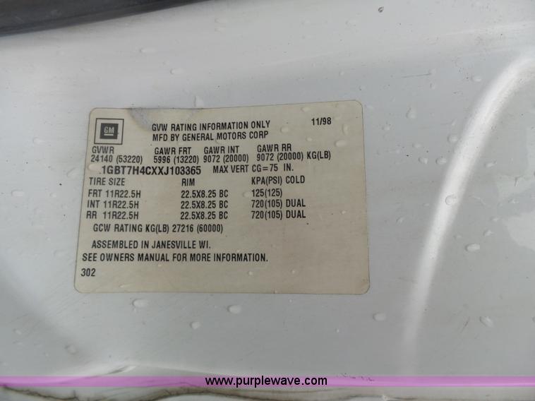 image for item L4765 1999 Chevrolet C8500 truck cab and chassis