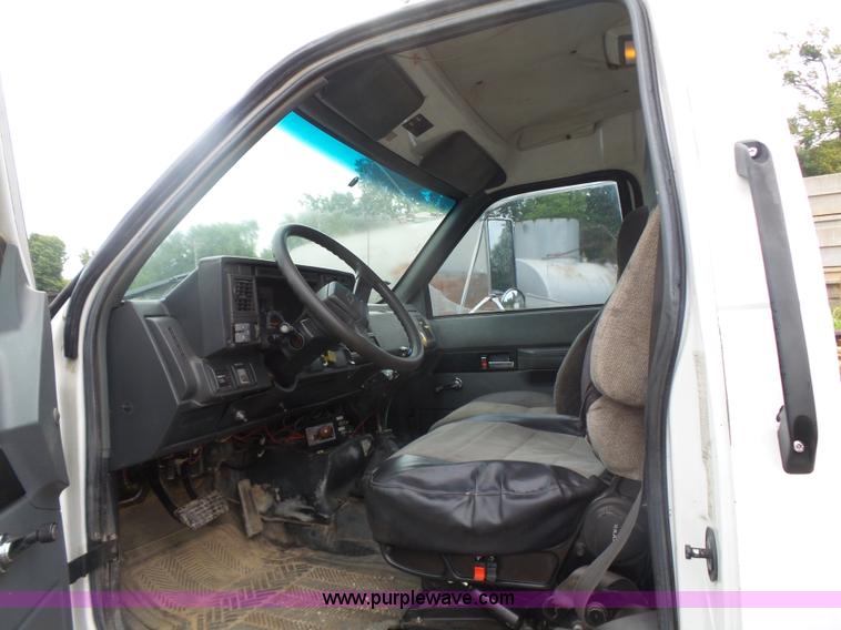 image for item L4765 1999 Chevrolet C8500 truck cab and chassis