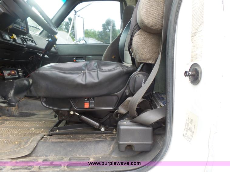 image for item L4765 1999 Chevrolet C8500 truck cab and chassis