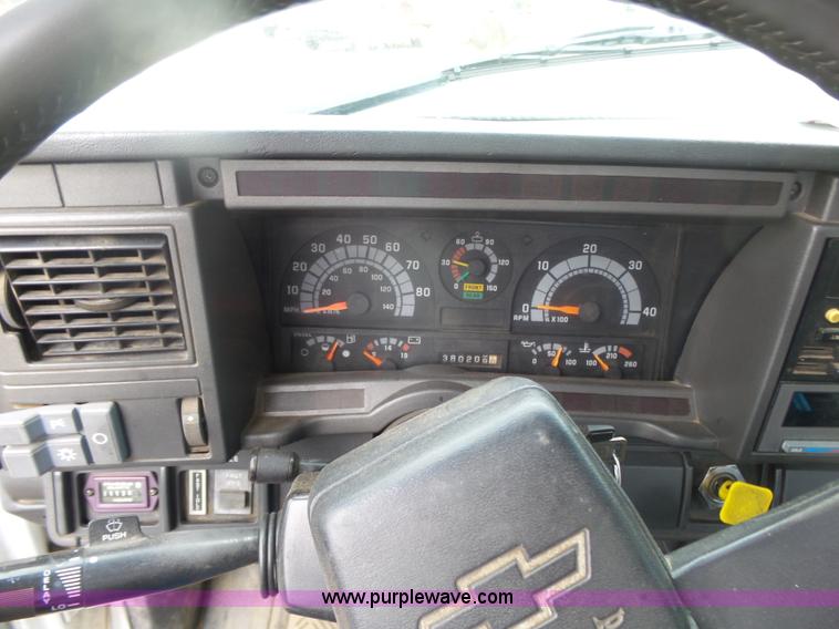 image for item L4765 1999 Chevrolet C8500 truck cab and chassis