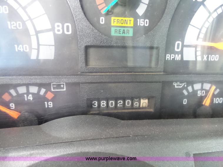 image for item L4765 1999 Chevrolet C8500 truck cab and chassis