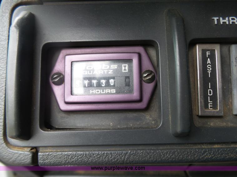 image for item L4765 1999 Chevrolet C8500 truck cab and chassis