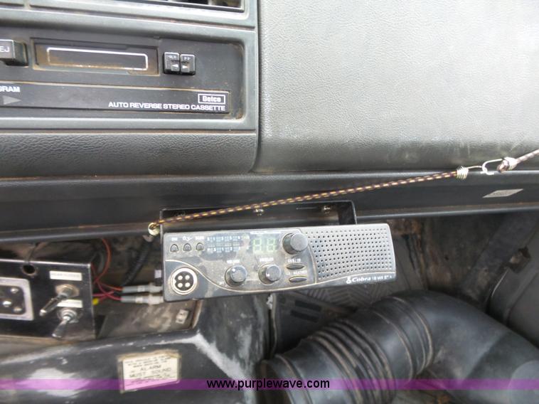 image for item L4765 1999 Chevrolet C8500 truck cab and chassis