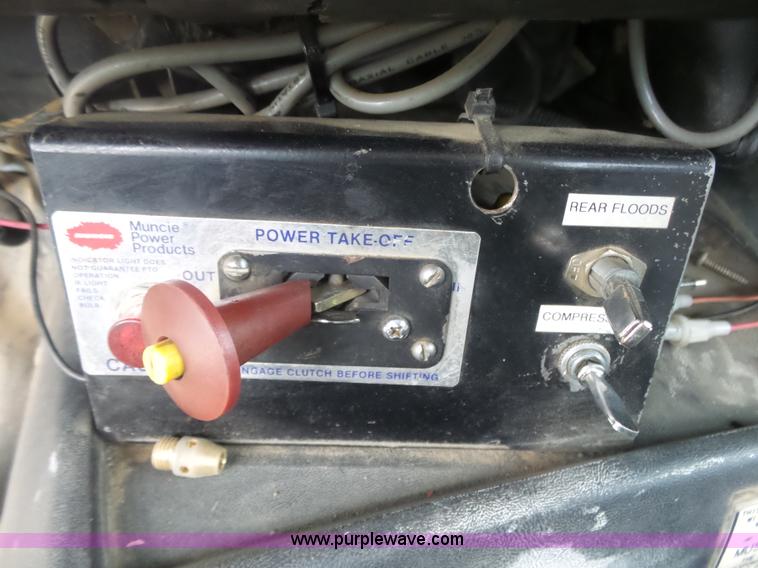 image for item L4765 1999 Chevrolet C8500 truck cab and chassis