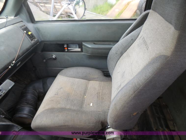 image for item L4765 1999 Chevrolet C8500 truck cab and chassis