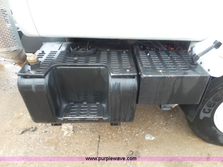 image for item L4765 1999 Chevrolet C8500 truck cab and chassis