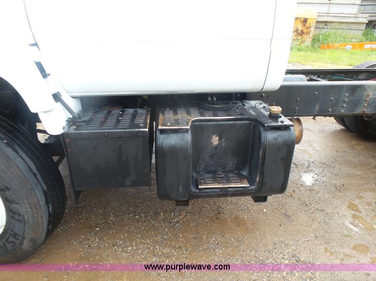 image for item L4765 1999 Chevrolet C8500 truck cab and chassis