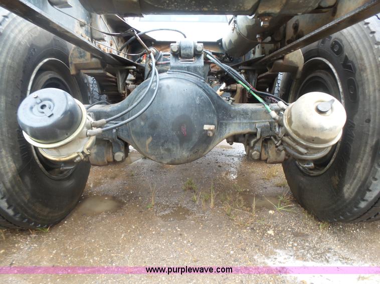 image for item L4765 1999 Chevrolet C8500 truck cab and chassis