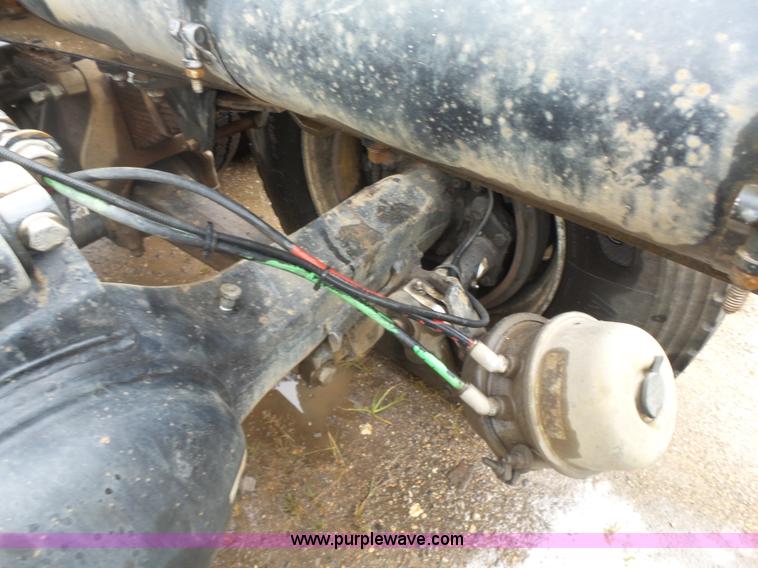 image for item L4765 1999 Chevrolet C8500 truck cab and chassis