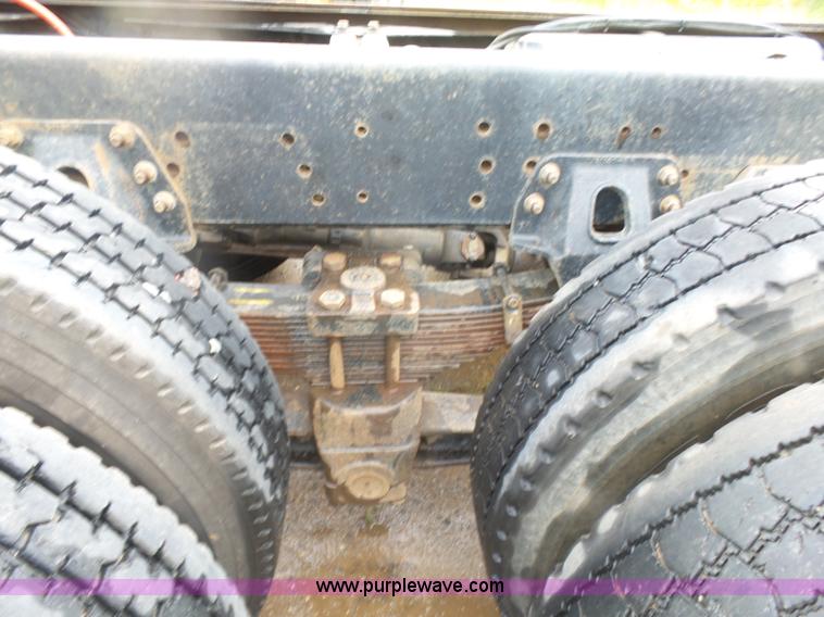 image for item L4765 1999 Chevrolet C8500 truck cab and chassis