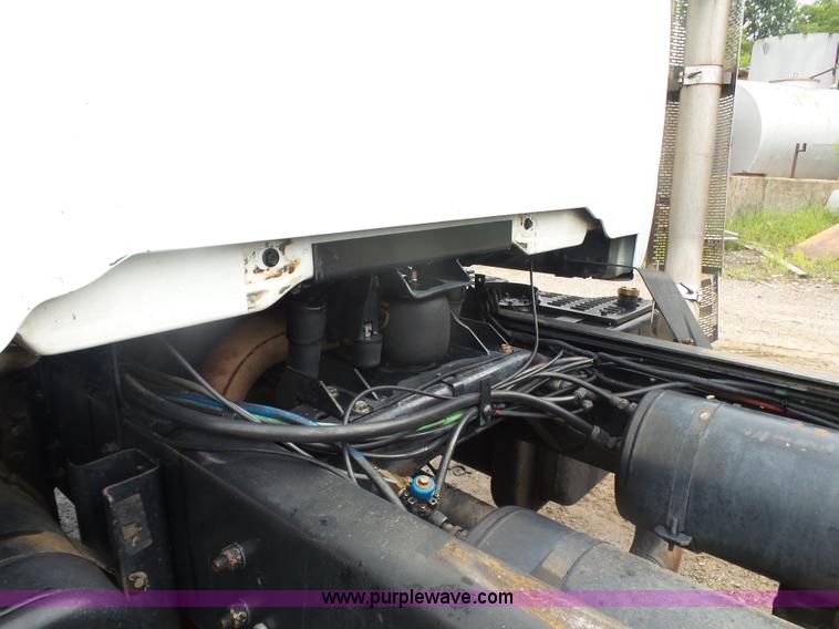 image for item L4765 1999 Chevrolet C8500 truck cab and chassis