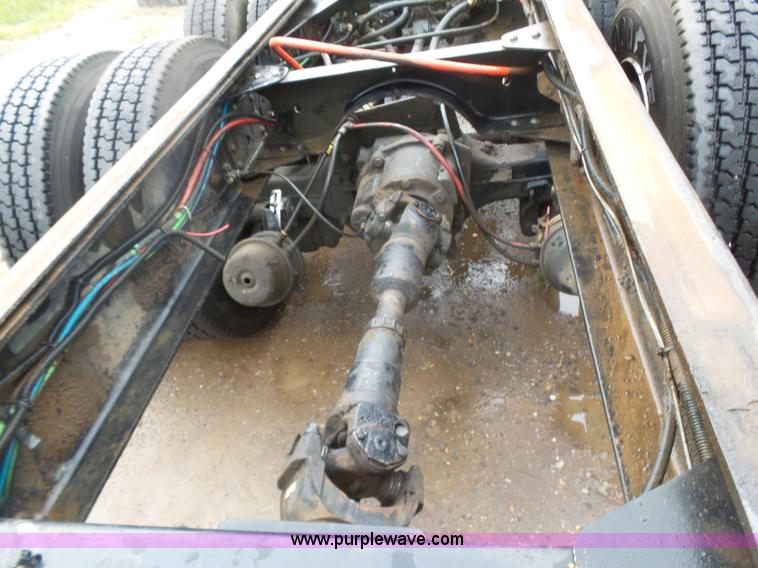 image for item L4765 1999 Chevrolet C8500 truck cab and chassis