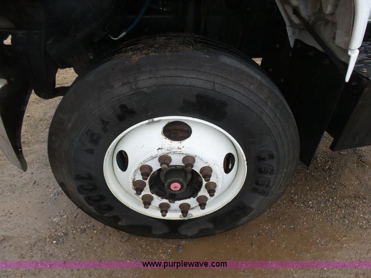 image for item L4765 1999 Chevrolet C8500 truck cab and chassis