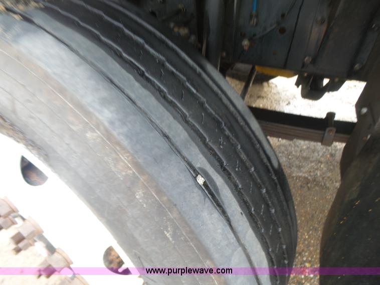 image for item L4765 1999 Chevrolet C8500 truck cab and chassis