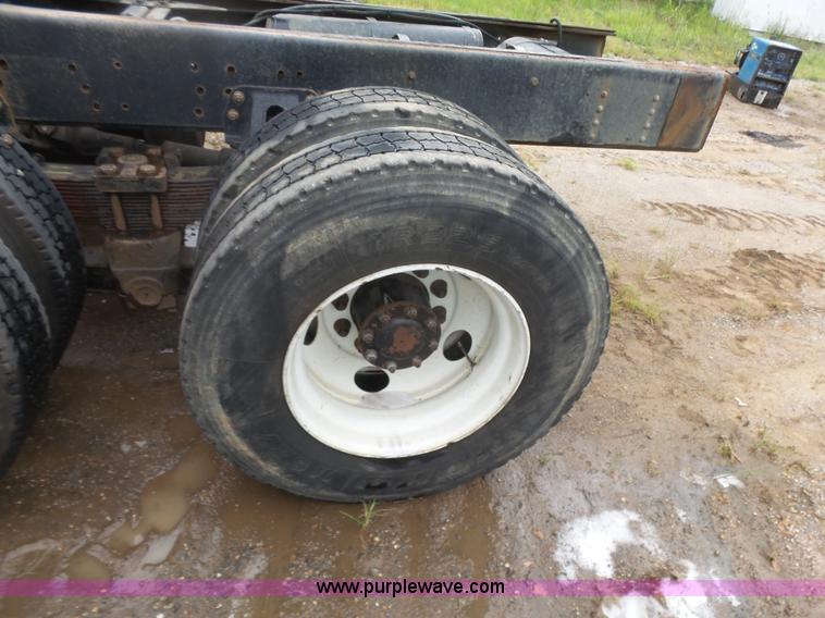 image for item L4765 1999 Chevrolet C8500 truck cab and chassis