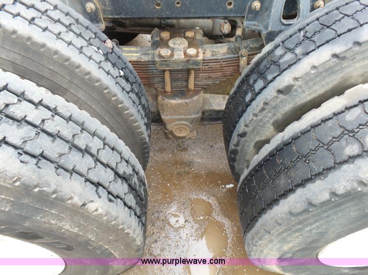 image for item L4765 1999 Chevrolet C8500 truck cab and chassis